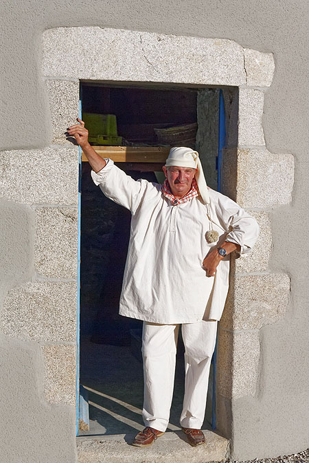 Le meunier à la porte du Moulin de Kerbroué