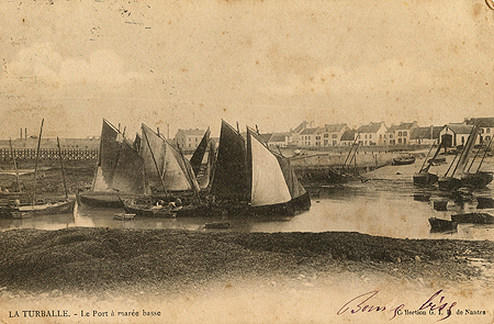 Bateau à voile dans le port