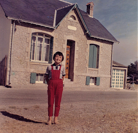 Jocelyne Allanic en 1959 devant maison familiale