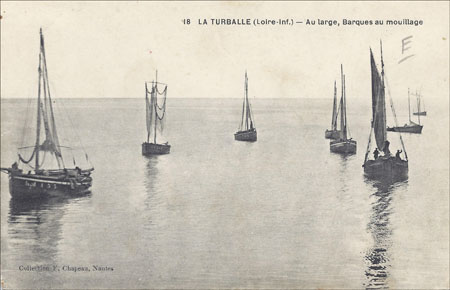 Barques au mouillage au large du port