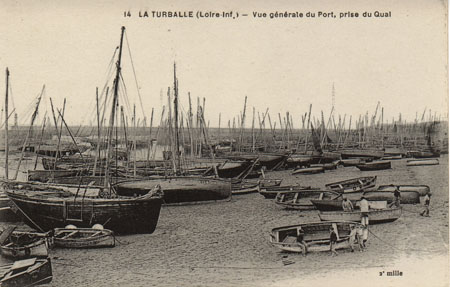 Vue generale du port prise du quai