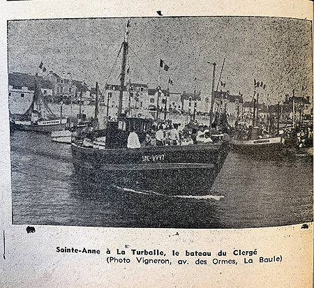 Sortie de la fête de Sainte-Anne, le bateau du clergé