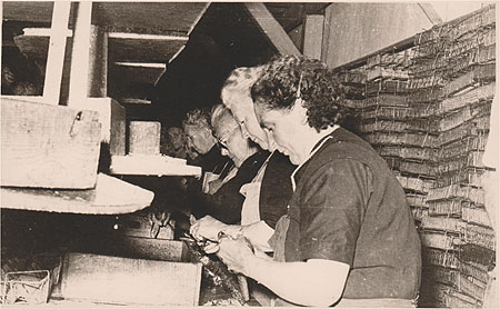 Etetage des sardines à l'usine Gravier