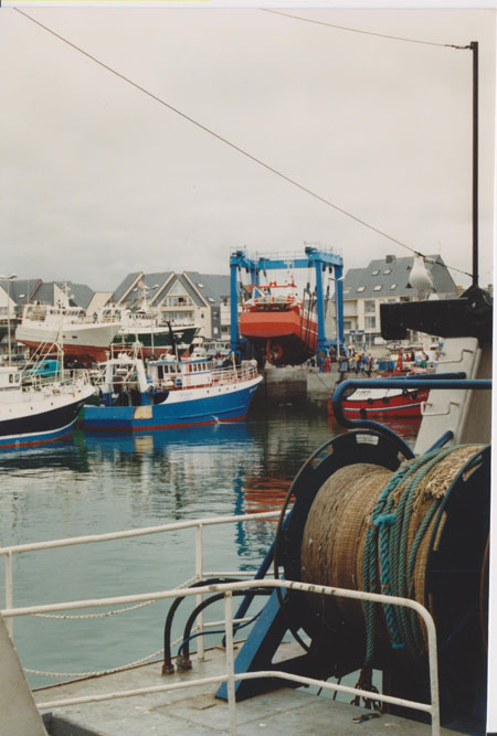 Mise à l'eau dans la vieille darse du chalutier Pequenito patron vincent bustamente