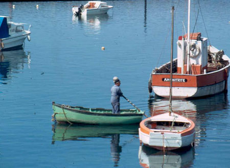 Amphitrite et canot à la godille dans les eaux calmes du port