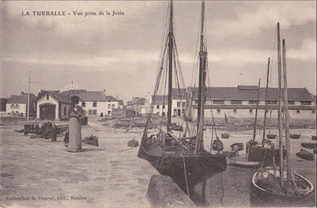 Jolie visiteuse sur le quai de déchargement