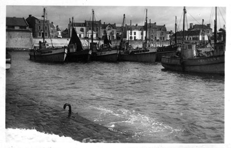 Bateau à moteur dans le port