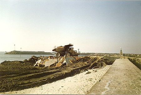 Travaux de creusement du port en 1989