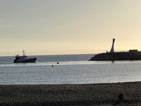 bateau entrant au port