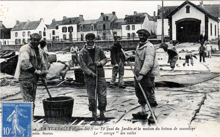 Le quai du jardin, l'abri du bateau de sauvetage.