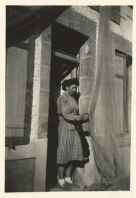 Odette Lebrun ramende les filets