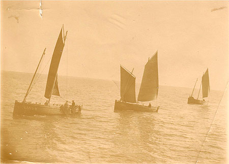 Chaloupes entrant au port