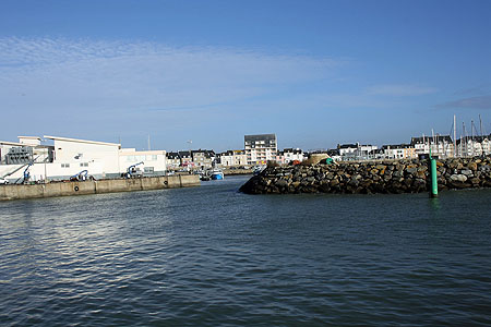 Entrée du port et criée