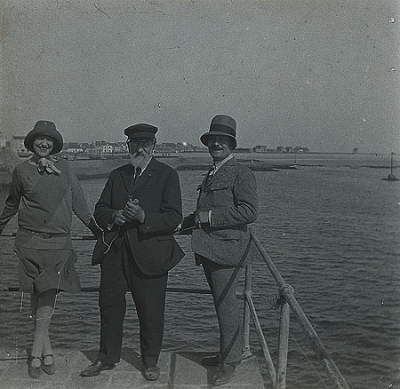 Touristes sur la jetée de Garlahy