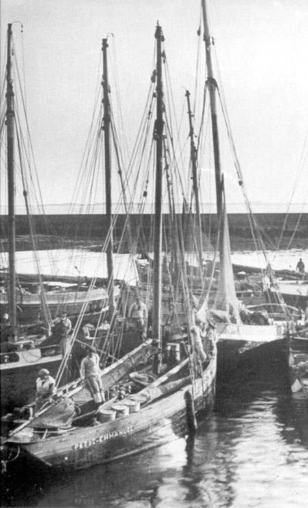 Le sloup Petit Emmanuel au port