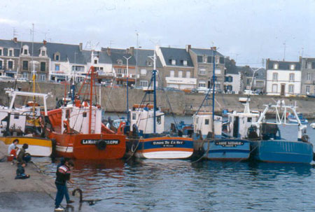 Chalutiers à couple dans le port