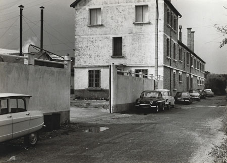 Les bâtiments de l'usine, le dortoir
