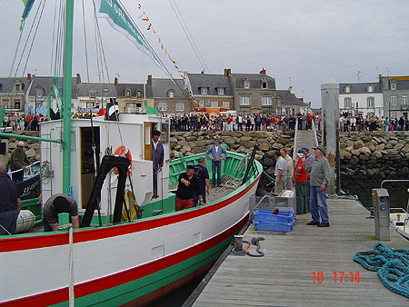 La foule accueille le Au Gré des Vents