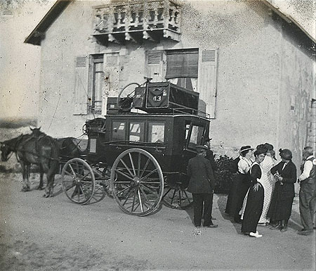 Omnibus hypomobile devant la maison d'Henri Bounouveau