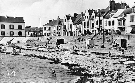 Estivants sur la plage de Garlahy