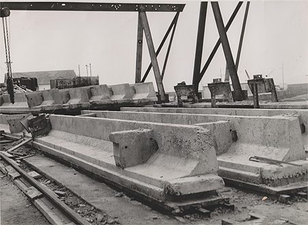 Poutres préfabriquées de liaison entre les caissons