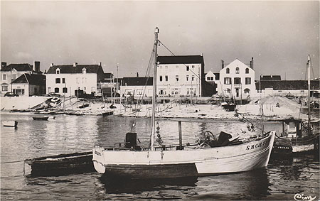 Pinasse en fond de port