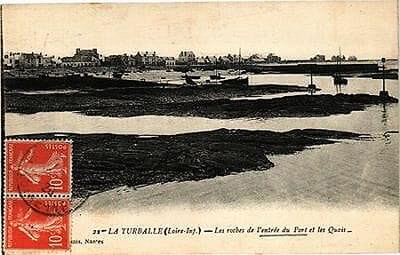Les rochers de l'entrée du port