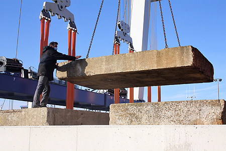 Montage du nouvel élévateur de 450 tonnes