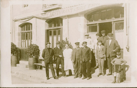 Devant l'hotel du commerce