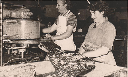 La sertisseuse à l'usine Gravier