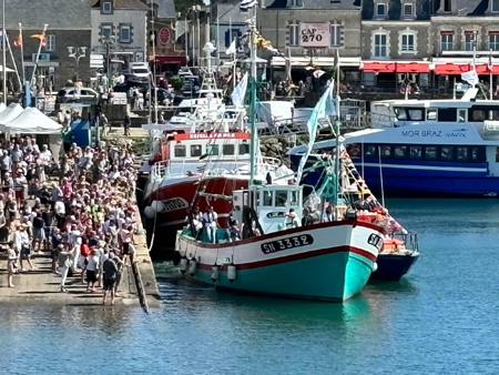 Départ du Au Gré des Vents pour le dépôt de la gerbe