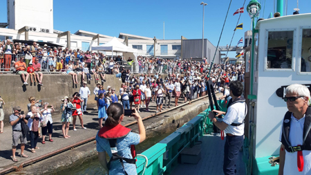 La foule sur les qauis pour la première sortie en mer du Au Gré des Vents