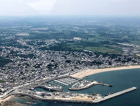 Le port en travaux, allongement de la jetée de Garlahy