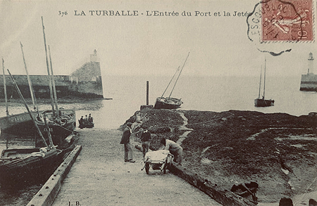 L'entrée du port et la jetée