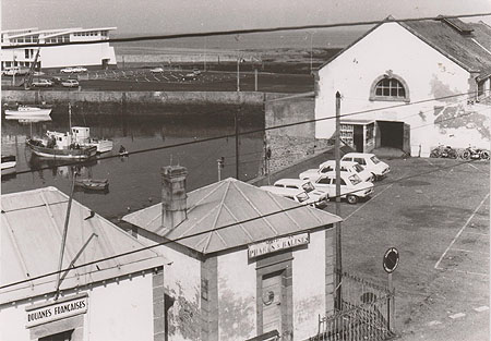 Pavillons des douanes et des phares et balises