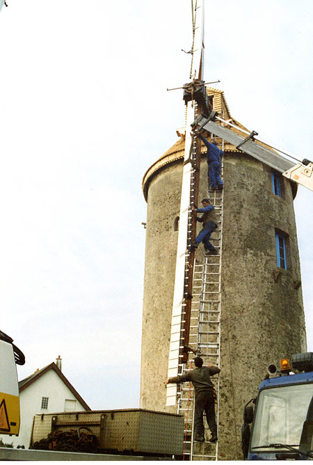 Pose des nouvelles vergues Moulin de Kerbroué