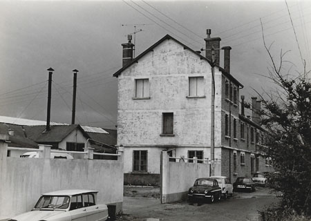 Les bâtiments de l'usine, le dortoir