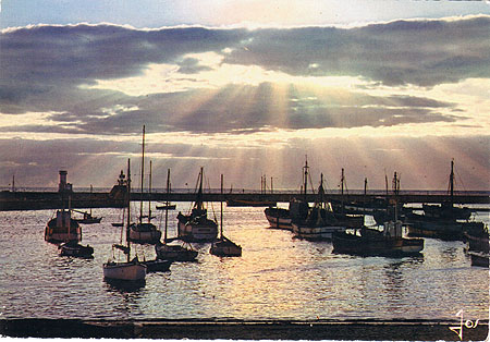 Vue du port au crépuscule