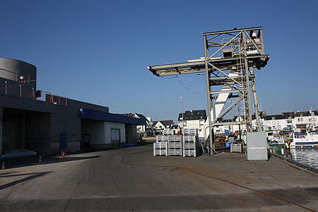 Portique pour charger la glace dans les bateaux de pêche