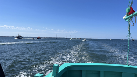 La flotte accompagne le Au Gré des Vents