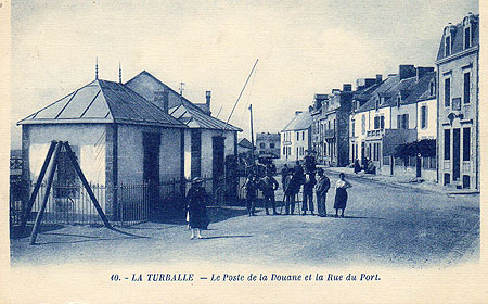 Le poste de douanes et la rue du port