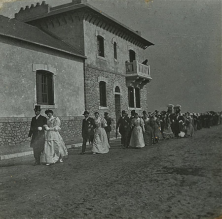 Cortège de mariage, devant la maison Bellanger