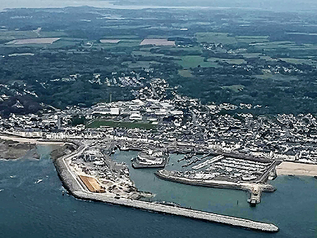 Le port en travaux, allongement de la jetée de Garlahy