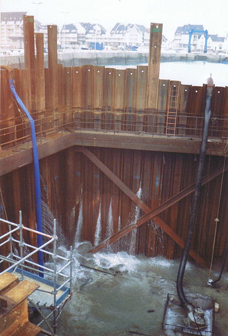 Construction de la porte anti-houle