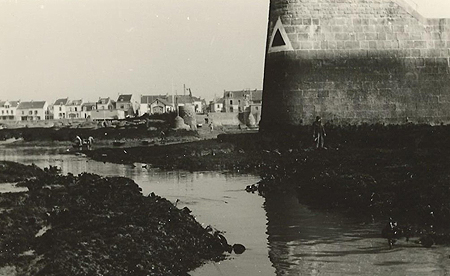 Au pied du Phare du Tourlandroux