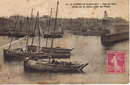 Chaloupes au mouillage à l'entrée du port
