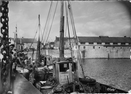 Bateaux à moteur à la cale de  déchargement