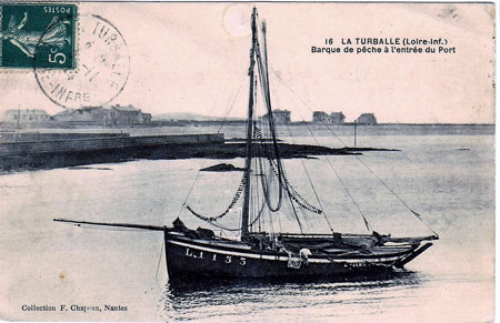 Cotre à l'entrée du port