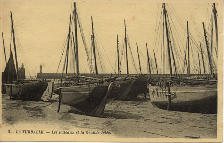 Bateaux dans le port à marée basse