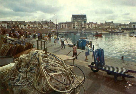 Filets et brouettes sur le quai de déchargement
